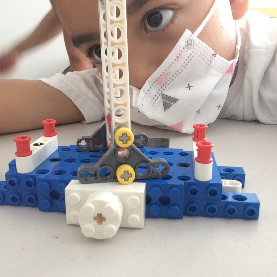 alumno observando prototipo en LEGO Education
